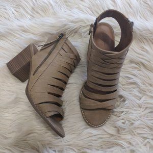 💥 HOST PICK 💥 Universal Thread Heeled Sandals Beige Faux Suede